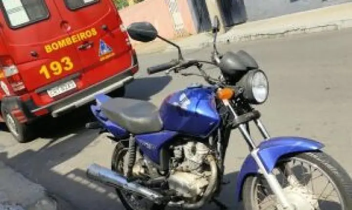 Acidente em São Carlos: colisão traseira entre carro e moto deixa dois feridos