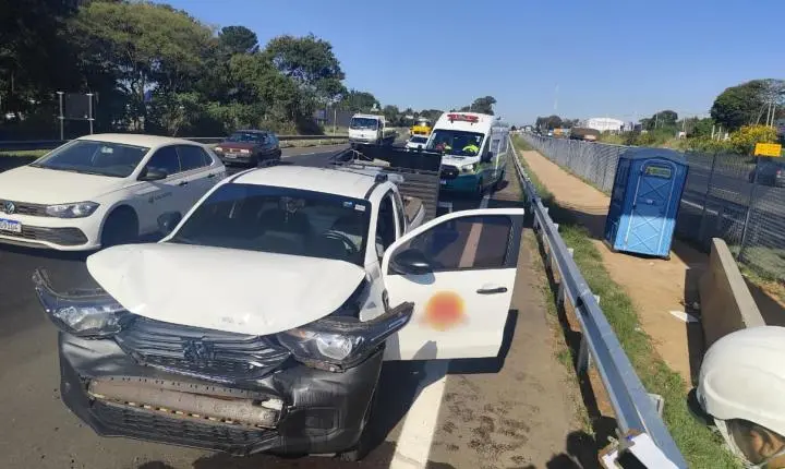 Acidente entre Fiat Strada e caminhão ocorre na Washington Luís em São Carlos
