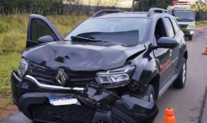 Acidente na SP-215 deixa motorista ferido após freada brusca em São Carlos