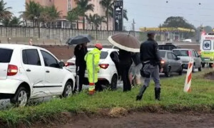 Acidente na Washington Luís: colisão traseira em São Carlos deixa uma passageira ferida