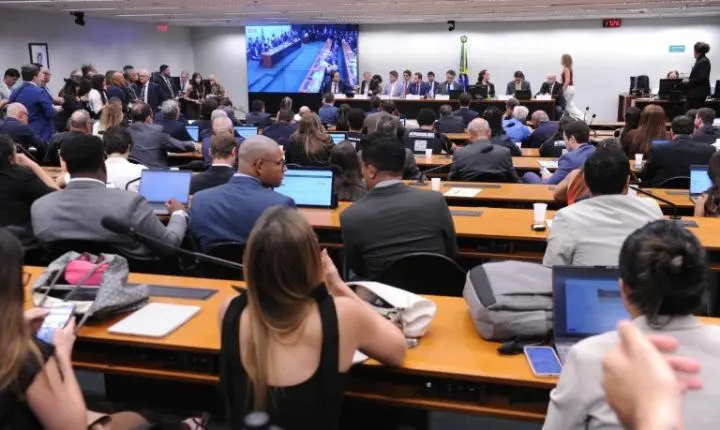 Comissão debate parecer sobre PEC que visa extinguir escala 6x1