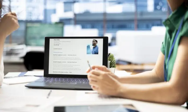 Como fortalecer o currículo de quem está em busca do primeiro emprego?