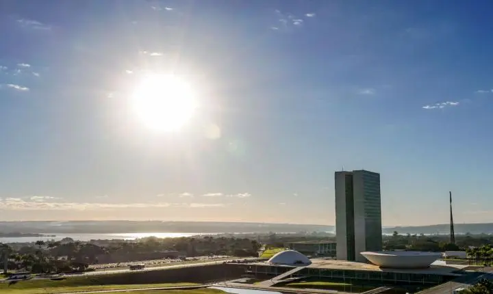 Congresso avalia o fim da escala 6x1 e a isenção da taxa das blusinhas