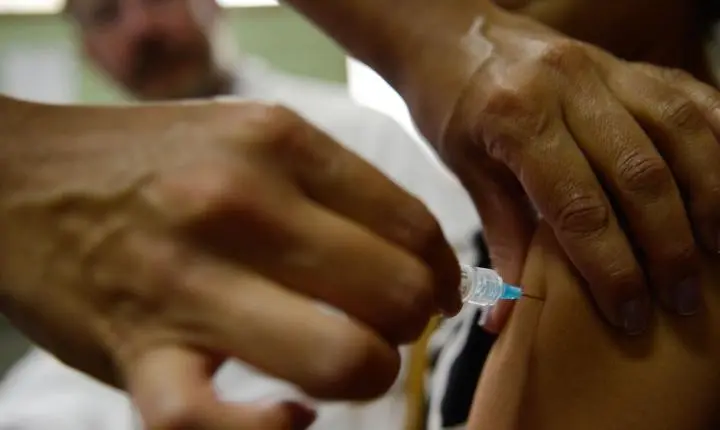 Consultas por lesões pré-cancerígenas caem 78% com vacina contra o HPV no SUS