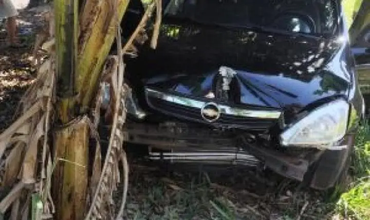 Motorista perde o controle após acidente no Santa Felícia e invade praça