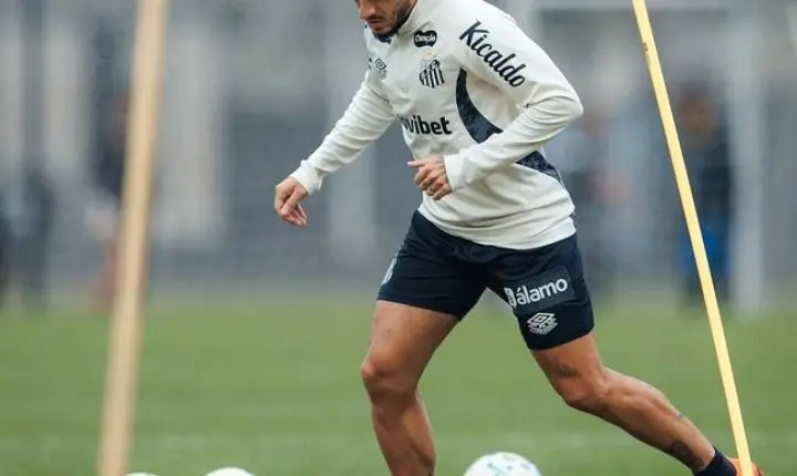 Philippe Coutinho treina com o grupo do Santos e avança rumo à estreia