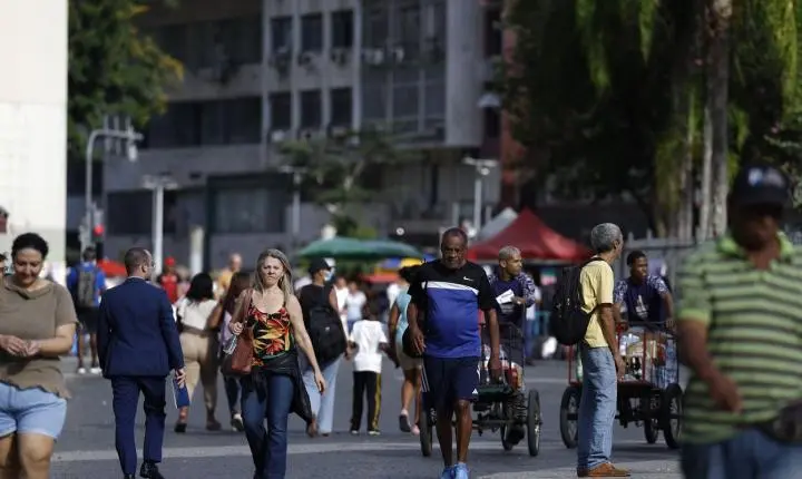 Crescimento populacional desacelera no país e atinge 0,37% em 2026, aponta IBGE