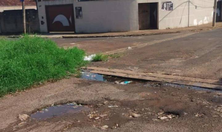Moradores solicitam urgente reparo asfáltico no Jardim Arco-Íris