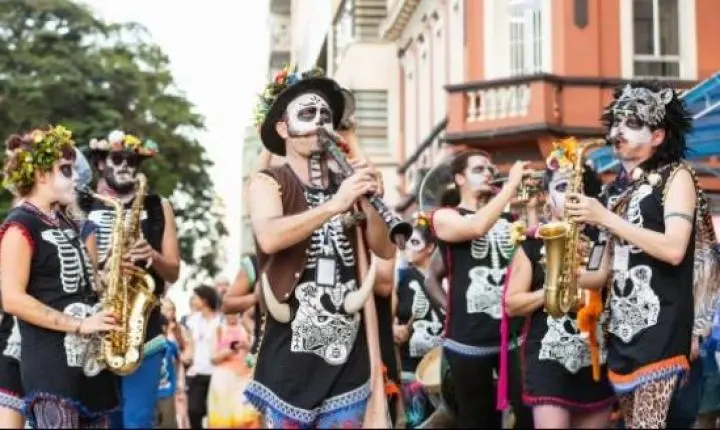 Cumbia Calavera leva cortejo latino inspirado na Fiesta de Muertos para Araraquara