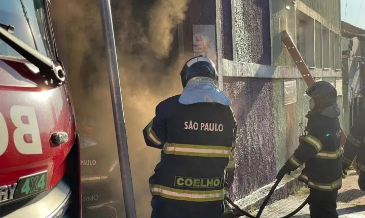 Curto-circuito em loja de açaí mobiliza bombeiros no centro de São Carlos
