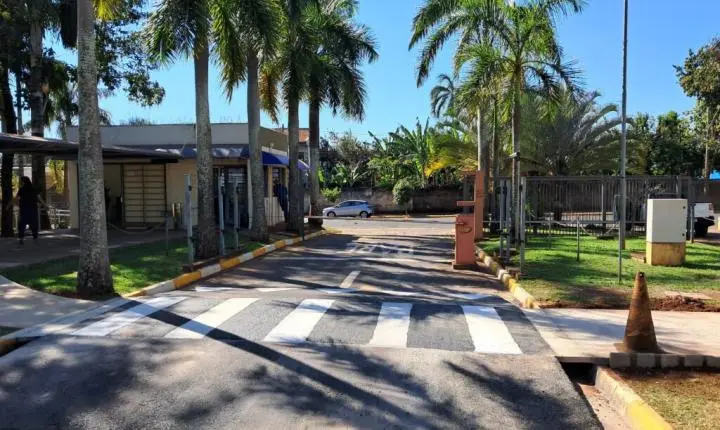 Instalação de lombofaixa no Daae reforça a segurança e a acessibilidade