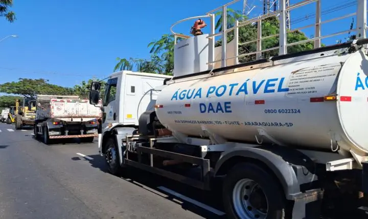 Daae marca presença no desfile cívico de Araraquara e recebe homenagem