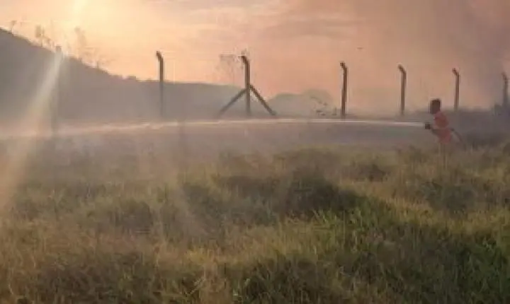 Defesa Civil combate dois incêndios em vegetação na cidade de Ibaté