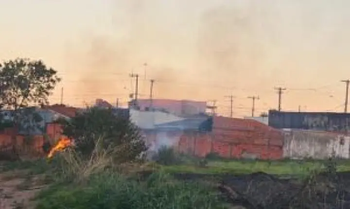 Defesa Civil combate incêndio em Ibaté que atingiu 10 mil metros quadrados