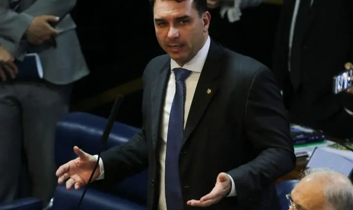 Defesa de Flávio Bolsonaro tenta mudar relator do caso Dark Horse no STF