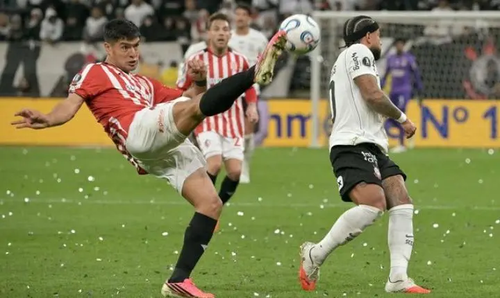 Memphis Depay perde pênalti decisivo e Corinthians é eliminado da Libertadores