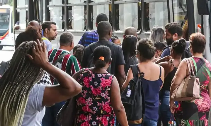 Desemprego mais longo no Brasil atinge o menor patamar já registrado pelo IBGE
