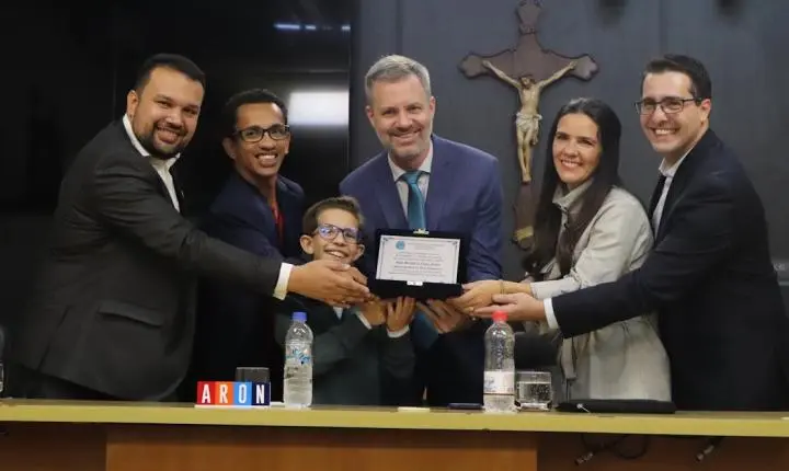 Jovem Aron Borges da Costa Neves recebe Diploma de Honra ao Mérito Estudantil