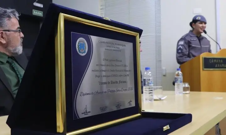 Cabo PM Vanessa Floriano recebe diploma por Política sobre Drogas