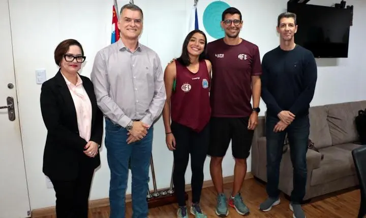 Prefeito Dr. Lapena recebe atleta de Araraquara campeã brasileira de atletismo