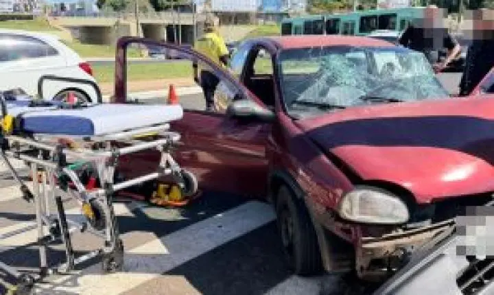 Acidente na Praça Itália deixa dois feridos após colisão com poste