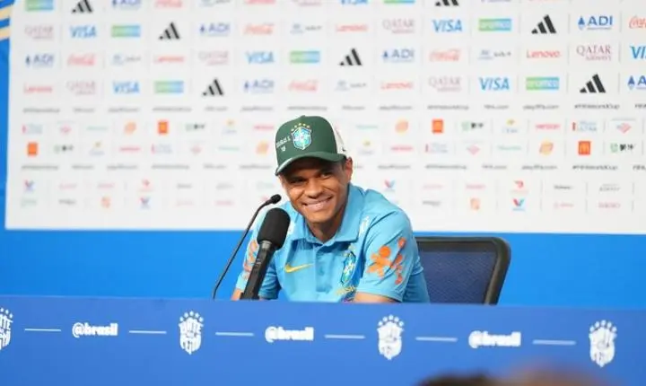 Douglas Santos explica estilo de jogo que conquistou Carlo Ancelotti na Seleção Brasileira