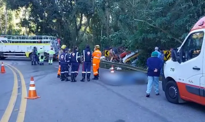 Ônibus de trabalhadores tomba em Minas Gerais e deixa dois mortos