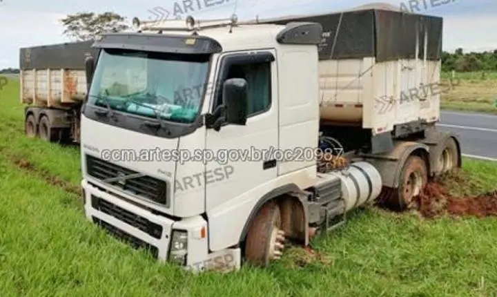 Resgate de bitrem na SP-310 em Araraquara durou horas após interdição