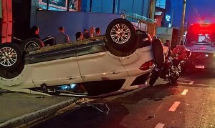 Acidente em São Carlos termina com Ecosport capotada e dois adolescentes feridos