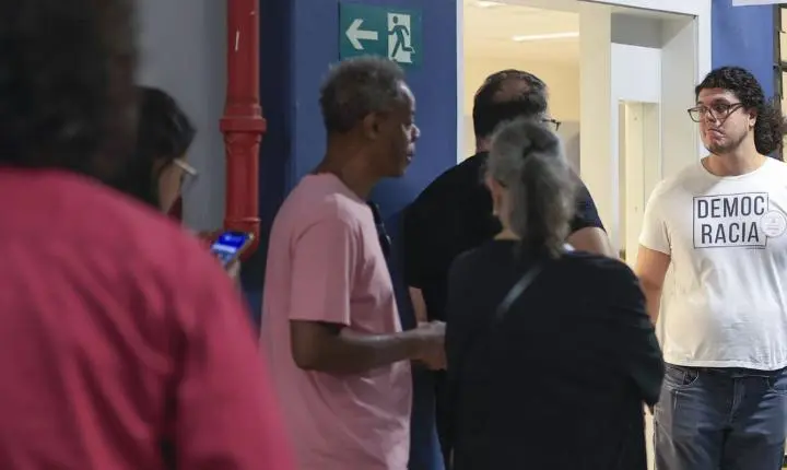Eleitores devem ir aos locais de votação até as 17h neste domingo