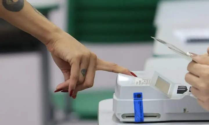 Eleições no Rio: eleitores enfrentam a chuva e votam cedo neste domingo