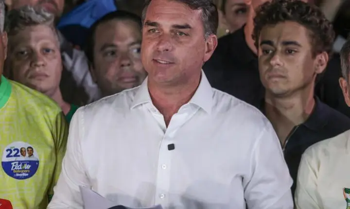 Flávio Bolsonaro divulga carta golpista nos EUA e agradece Trump e Milei
