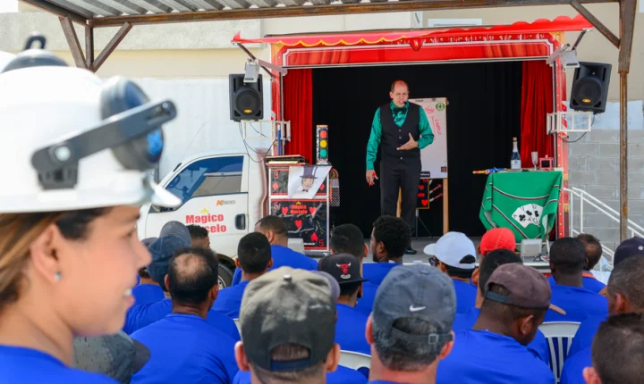 Em Minas, ilusionismo ajuda na prevenção de acidentes do trabalho
