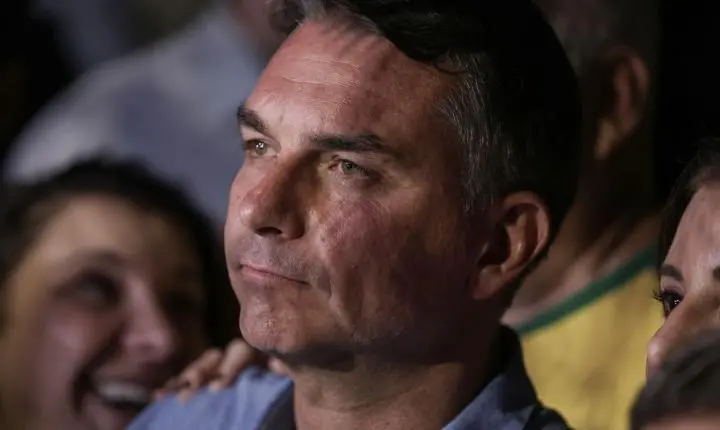 Flávio Bolsonaro evita propostas detalhadas e faz acusações sem provas em sabatina