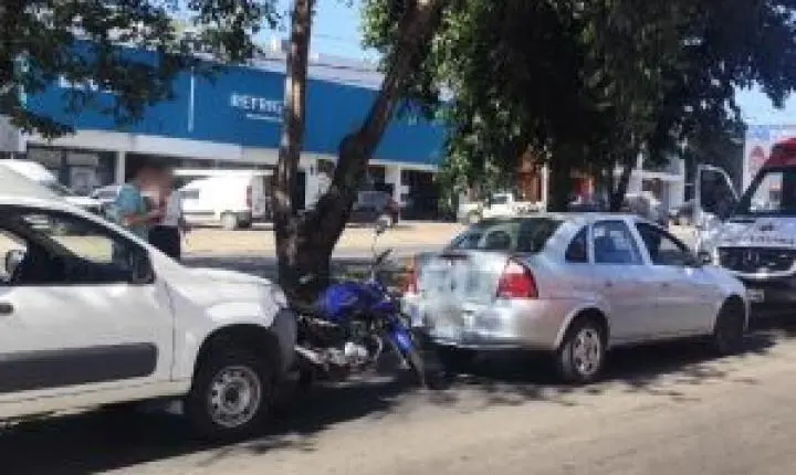 Acidente em São Carlos: engavetamento com moto deixa motociclista ferido