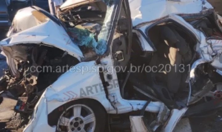 Engavetamento com nove veículos bloqueia rodovia SP-225 em Jaú