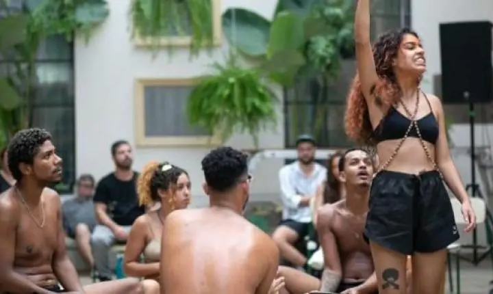 Espetáculo “Favela de Barro” debate memória, moradia e resistência nas periferias brasileiras