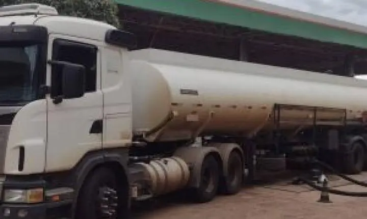 Família busca por caminhão Scania roubado em assalto na SP-310