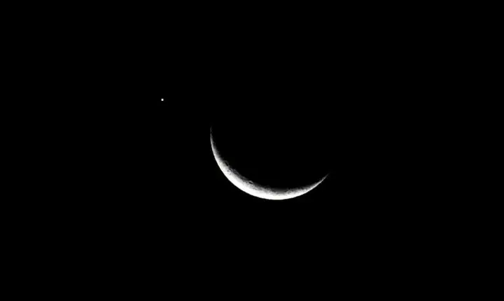 Alinhamento raro de planetas e Lua visível a olho nu encanta observadores