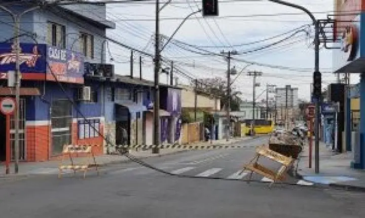 Fiação de telefonia em queda bloqueia Rua Antônio Blanco em São Carlos