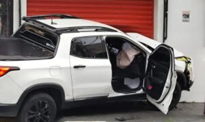 Colisão em cruzamento de São Carlos leva Fiat Toro a invadir loja no Centro