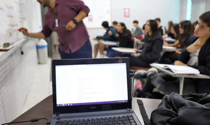 Inscritos pré-selecionados no Fies devem complementar dados até segunda