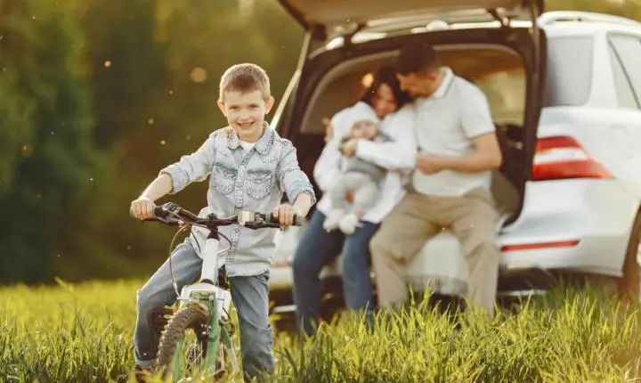 Fim de semana sobre rodas: como preparar a família para pedalar com segurança e conforto
