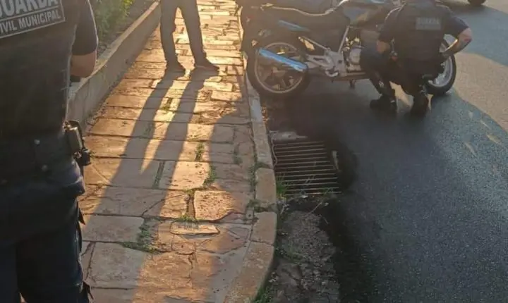 Flagrante! GCM prende homem por adulteração de placa de motocicleta