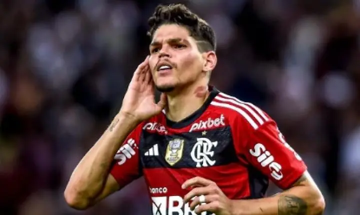 Flamengo analisa propostas para lateral Ayrton Lucas, visado pelo Santos