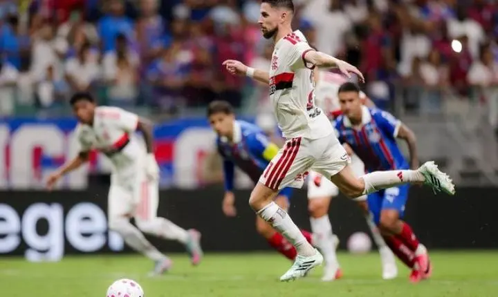 Flamengo bate o Bahia por 3 a 0, reassume a liderança e amplia tabu sobre Ceni
