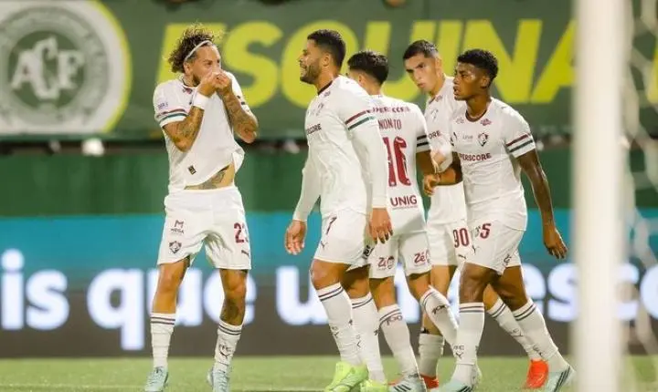 Fluminense perde para a Chapecoense fora de casa e se mantém fora do G4