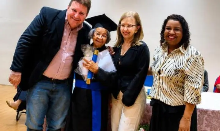 Formatura da EJA em Araraquara celebra o aprendizado sem idade limite