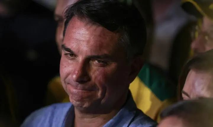 Carta golpista e fuga ao exterior aumentam o isolamento de Flávio Bolsonaro