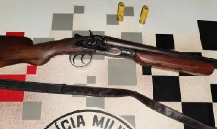 Perseguição policial termina com carro atolado e arma apreendida em Ribeirão Bonito